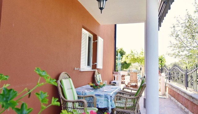 Idyllic apartment in Valizza-Umag surrounded by greenery, air-conditioned, WiFi