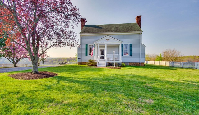 Idyllic Appomattox Home w/Porch & Rocking Chairs!