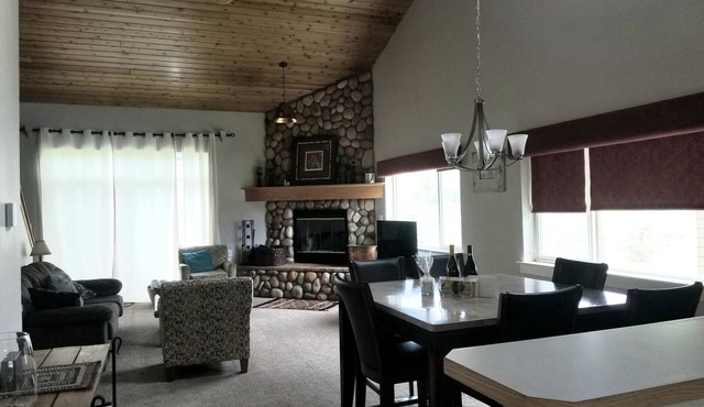 Idyllic Big Sky Stay, Immaculate 3bed/3bath Townhome, Private Hot Tub