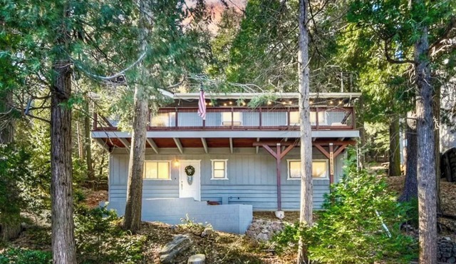 Idyllic Cabin in the Woods: Cozy Crestline Retreat