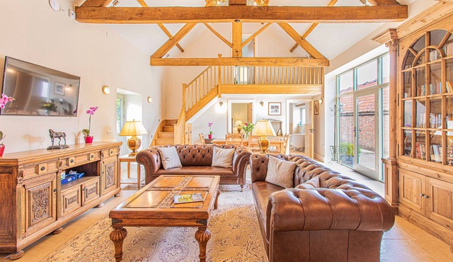 Idyllic Cotswold Barn with Stunning Views, Designer-Chefs kitchen & Hot Tub Hire