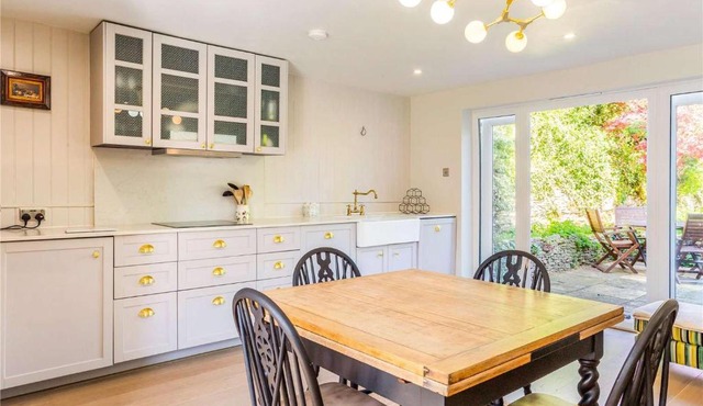 Idyllic Cotswold stone cottage with private garden, views and modern conveniences