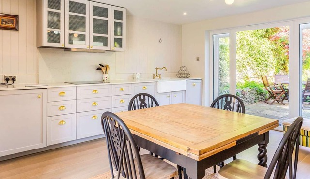 Idyllic Cotswold stone cottage w/fireplace, modern amenities, big garden & views