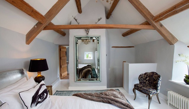 Idyllic Cotswolds Cottage in Secluded Riverside Setting in unspoilt Winson