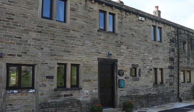 Idyllic cottage in Slaithwaite, stunning views, heart of the countryside