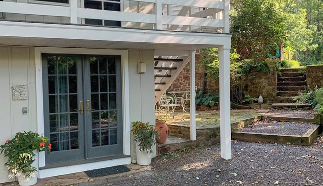 Idyllic Cottage in picturesque setting, minutes from Frenchtown!