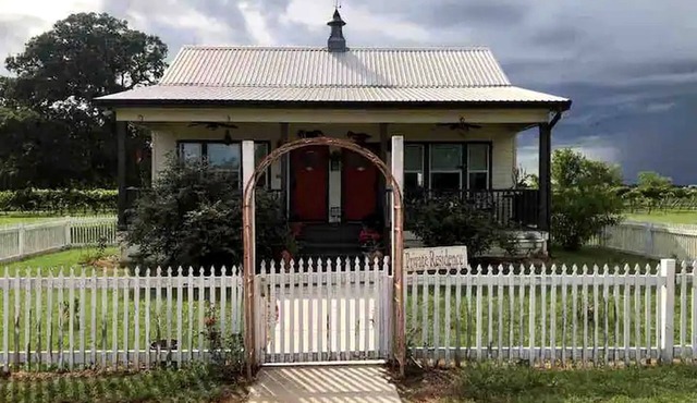 Idyllic Cottage on a Working Farm Perfect for Weekend Getaways in Texas