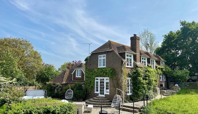 Idyllic Country House, Hot Tub, Games Room, Tranquil Setting, Views, Vineyards