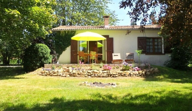 Idyllic country house with large garden near a beautiful swimming lake