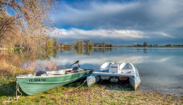 Idyllic Country Lake house~Large Deck~Lakefront~Mountain Views~Tranquil Setting