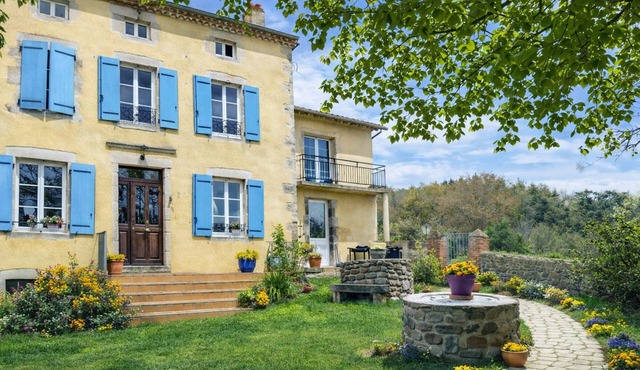 Idyllic Countryside Getaway with Spacious Garden, Near Historic Domeyrat