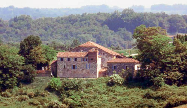 Idyllic farmhouses on a 1.5ha estate with amazing valley views and private pool