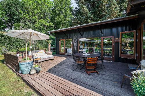 Idyllic Forest-Fringed Holiday Home By The Beach
