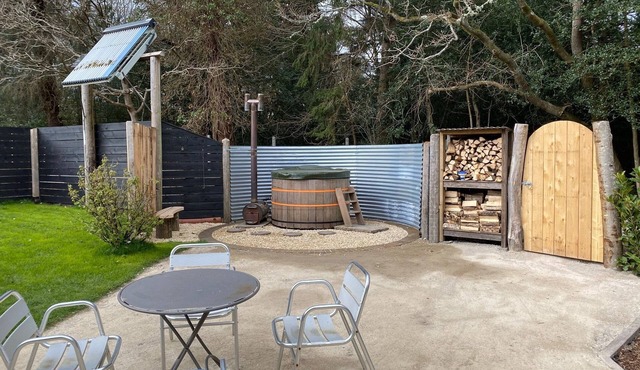 Idyllic Forest Log Cabin with Hot Tub