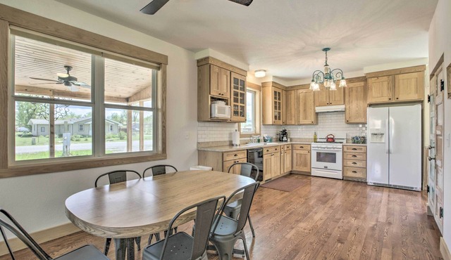 Idyllic Gem: Screened Porch, 1/2 Mi to River!