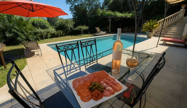 Idyllic getaway StudioBas de Villa:garden and private pool near the coast