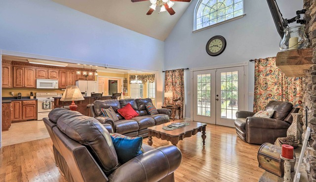 Idyllic Hawkinsville Retreat: Large Fire Pit!