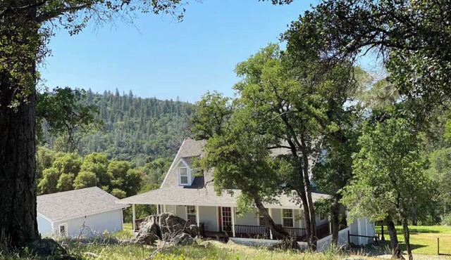 Idyllic Hideout: Sweeping Views!