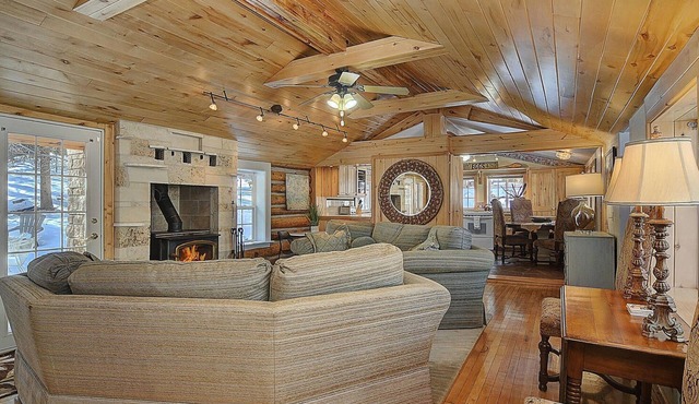 Idyllic Historic Log Cabin~Streamside~Forested Seclusion~Gated Privacy~Hot Tub