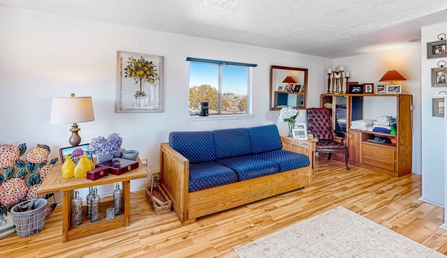 Idyllic house and barn on acres of property with mountain view & private pool