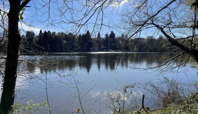 Idyllic house by lake at the gateway to the Dordogne (Périgord)