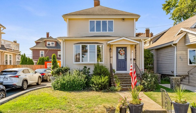 Idyllic island home near the beach with park-like backyard, fast WiFi, & W/D