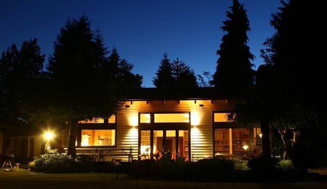 Idyllic Lakefront Getaway