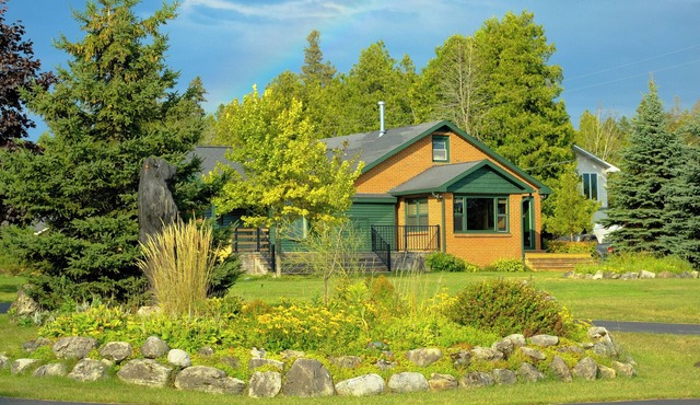 Idyllic Les Cheneaux Islands waterfront cabin sleeps 8