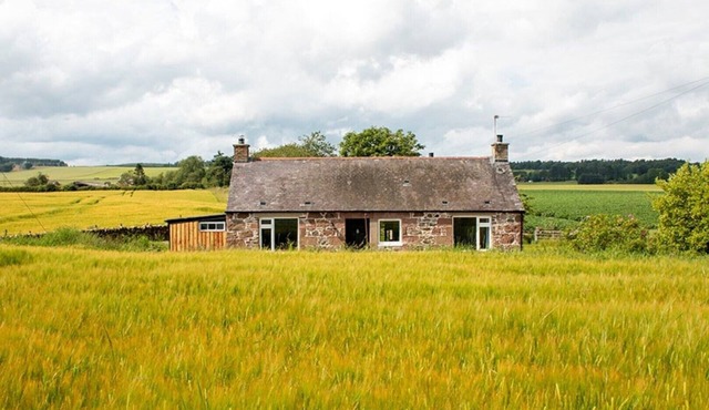 Idyllic location; sleeps 2; accessible; wood burner; dog friendly (pet fee)