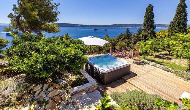 Idyllic location with stunning view located in Park forest & 100m from the sea