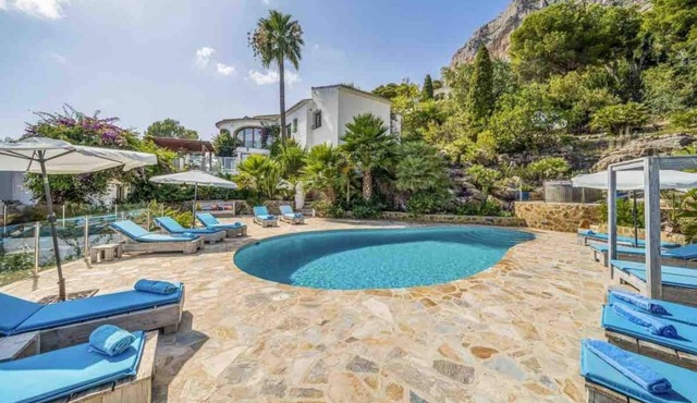 Idyllic & luxury huge 7 bed/bath villa, heated pool & Jacuzzi Wifi