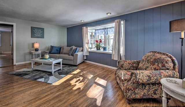 Idyllic Manor Farm Cottage: 3 Mi to Chambers Lake!