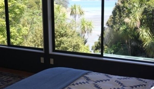 IDYLLIC MATAKANA BEACH N BUSH WATERFRONT HIDEAWAY, BRING THE DOG.