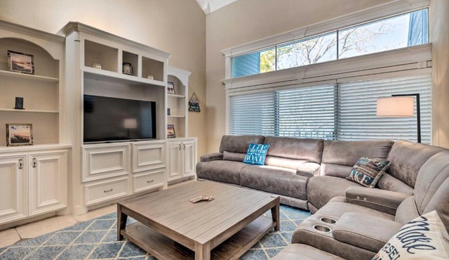Idyllic Montgomery Condo w/Pool & Lake View!