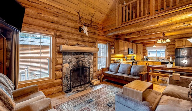Idyllic mountain view cabin with wood fireplace, front deck, bikes, & gas grill