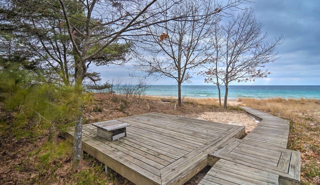 Idyllic Northport Cottage, Walk to Lakeside!