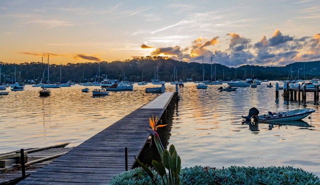 Idyllic, picturesque 2 bedroom cottage with deep water jetty on the waterfront