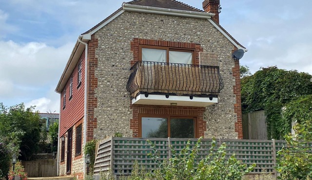 Idyllic Riverside Country Cottage for 6