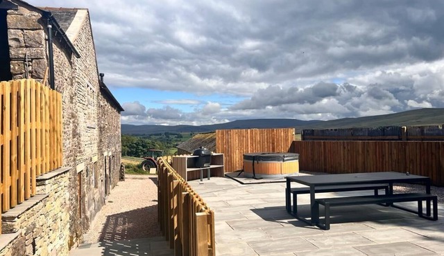 Idyllic Rural 5 bedroom Barn with Hot Tub