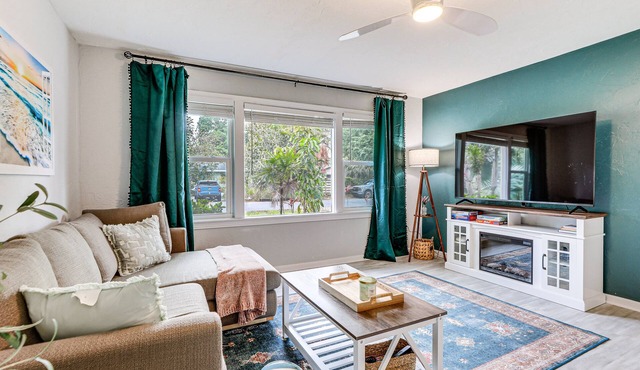Idyllic Sarasota Home w/Yard: 2 Mi to Beach!