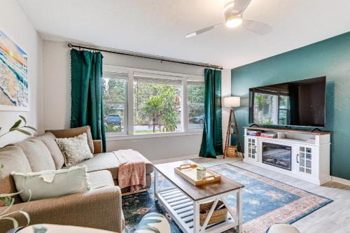Idyllic Sarasota Home w/Yard: 2 Mi to Beach!