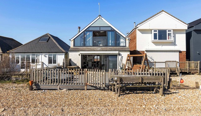 Idyllic Seaside Stay with Stunning Views & Perfect for Families.