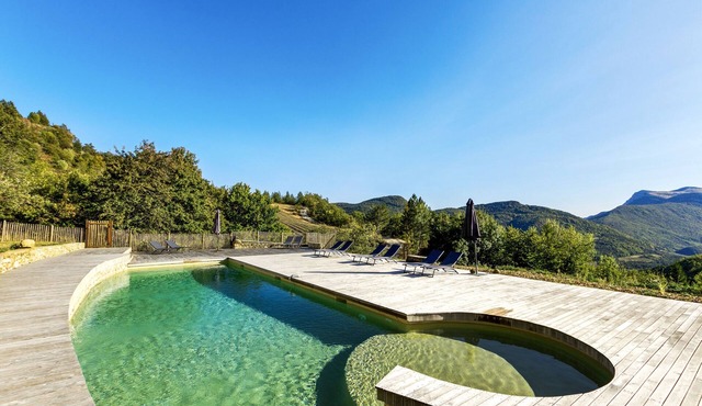 Idyllic setting in the heart of lavender in the mountains for 16-18 people