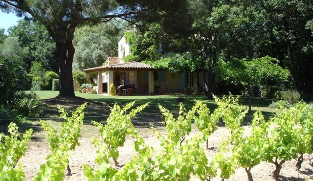 Idyllic St Tropez location with pool. Tranquil setting close to all the action.