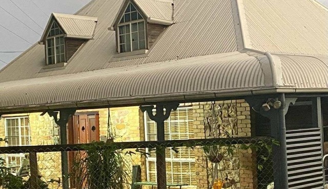 Idyllic stone cottage in the heart of Childers.