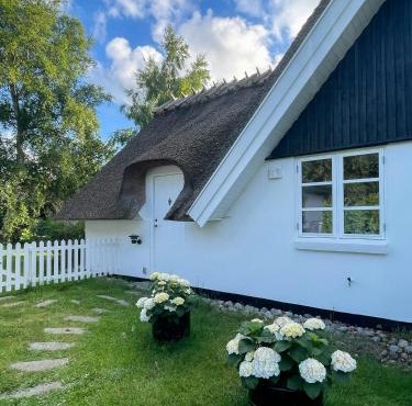 Idyllic Thatched Cottage Near Udsholt Strand