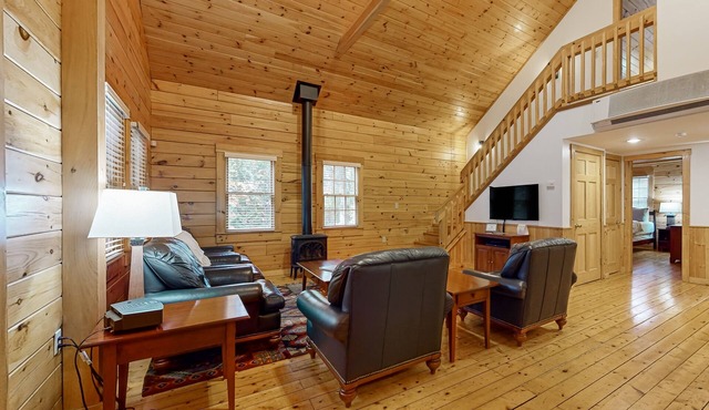 Idyllic three-bedroom dog-friendly cabin w/full kitchen, fireplace & hiking