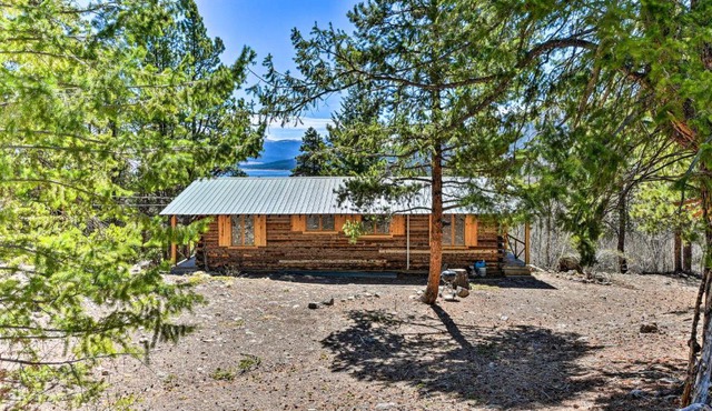 Idyllic Twin Lakes Escape with Views of the Lakes