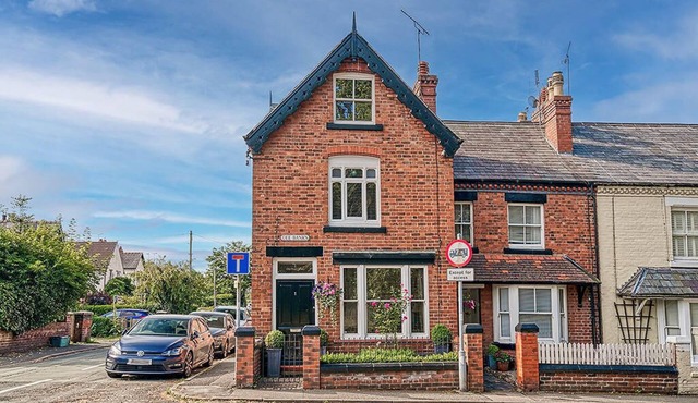 Idyllic Victorian Cottage Open Fire, Hot Tub, Sleeps 8, City 5 mins, Zoo 15 mins