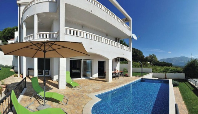 Idyllic Villa near Split, pool, garden, free parking and stunning view, (OWNER)